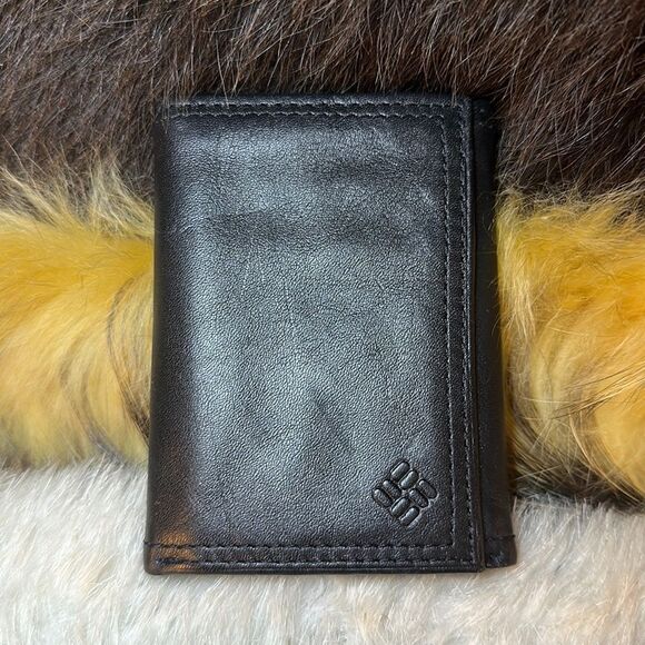 Columbia wallet OS (6017) NWOT - Picture 1 of 3